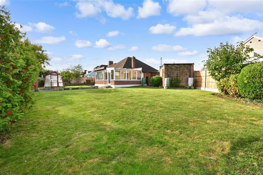 2 bed detached bungalow for sale in Worcester Avenue, Upminster, Essex