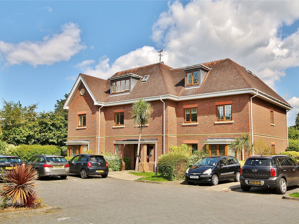 2 bed flat to rent in Cable House Court, Horsell Rise, Woking, Surrey