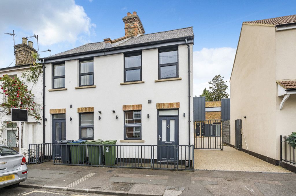 2 bed end terrace house for sale in Fearnley Street, Watford