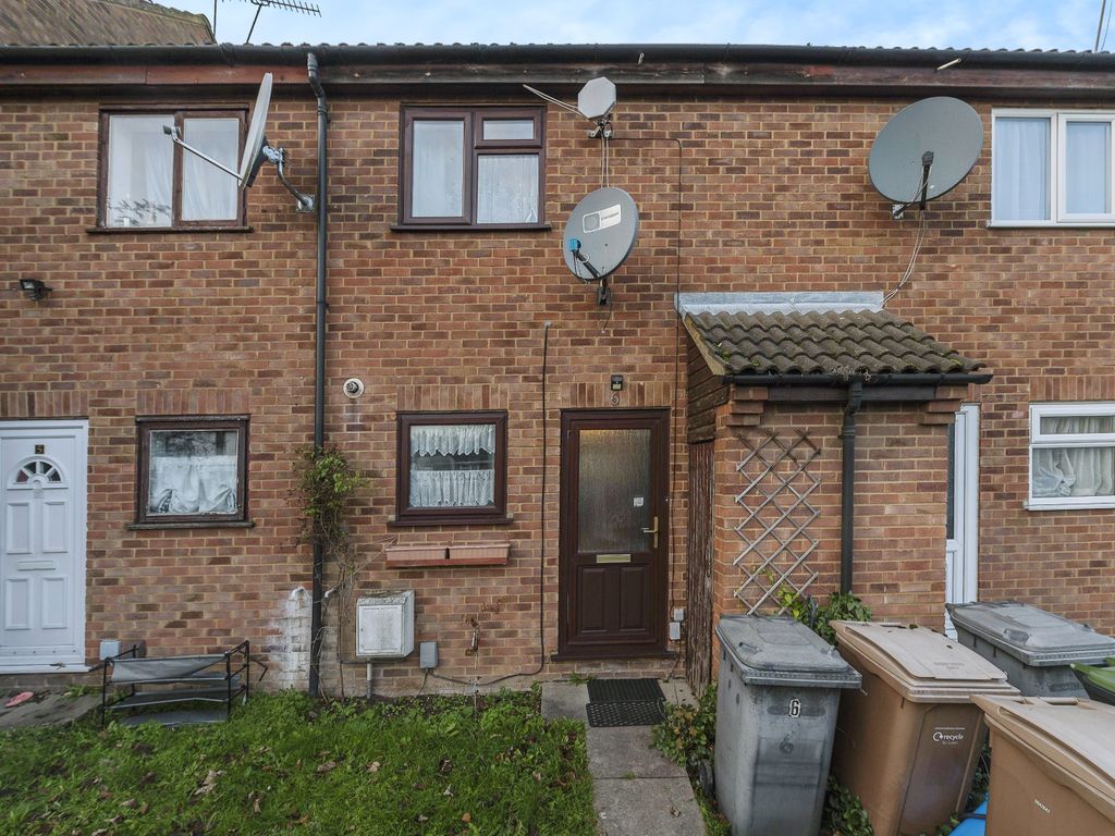 2 bed terraced house for sale in Chiltern Gardens, Waller Avenue, Luton