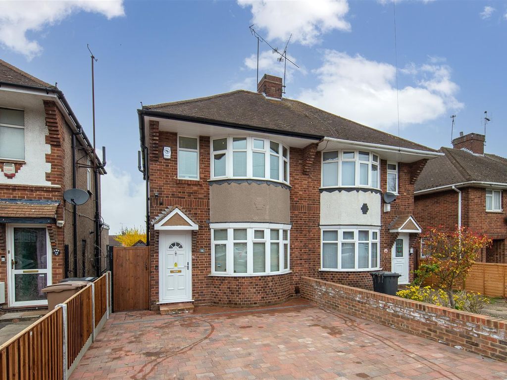 2 bed semidetached house for sale in Roman Road, Luton, Bedfordshire
