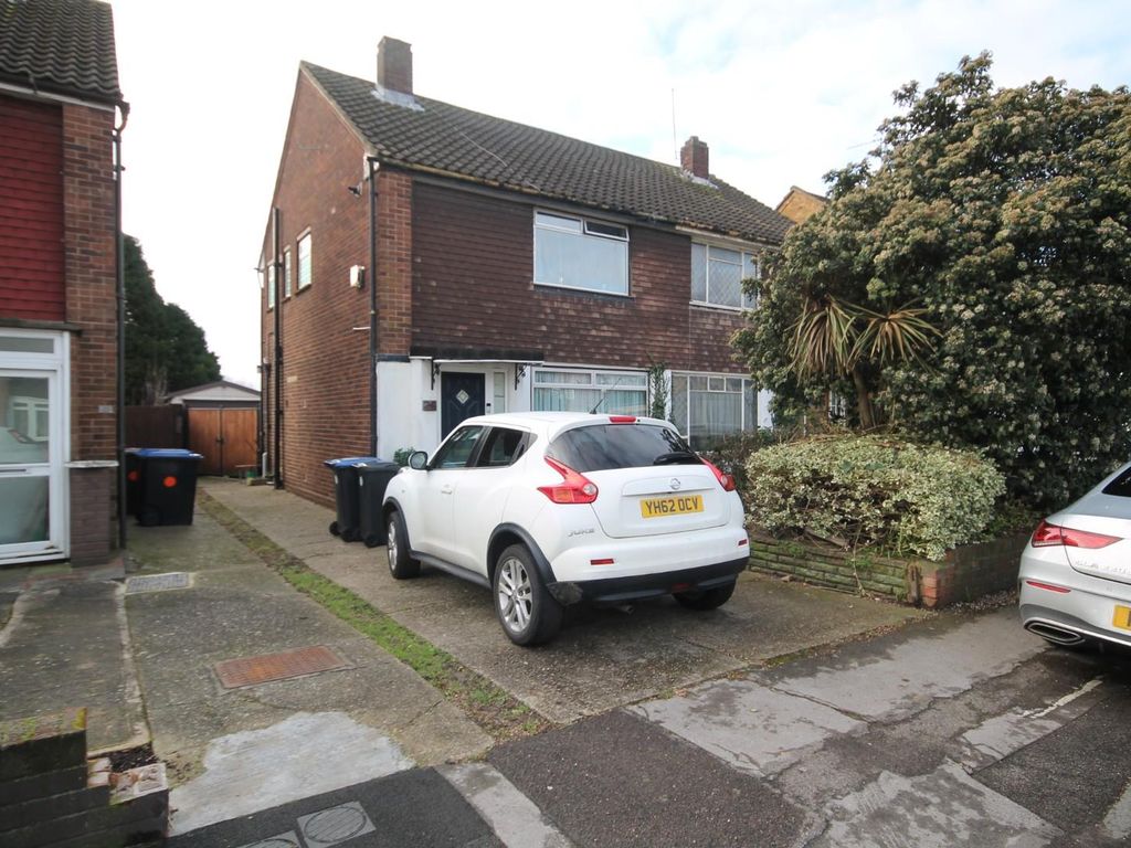 2 bed property for sale in Avondale Crescent, Enfield EN3 Zoopla