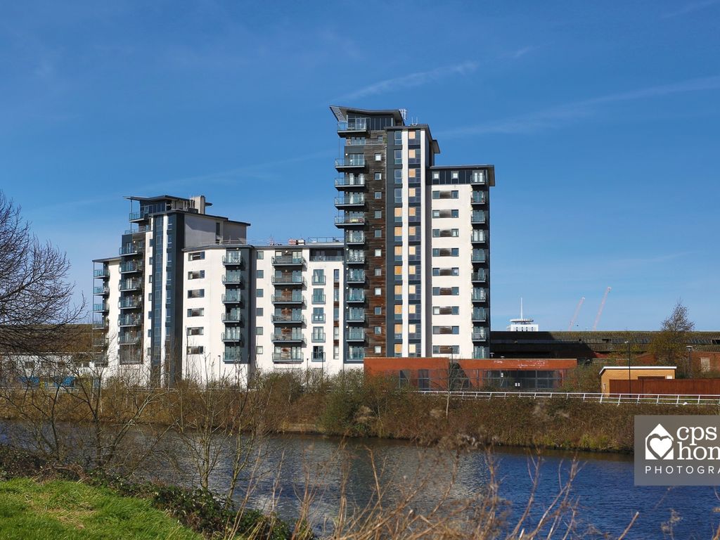 2 bed flat to rent in Overstone Court, Dumballs Road, Cardiff Bay CF10
