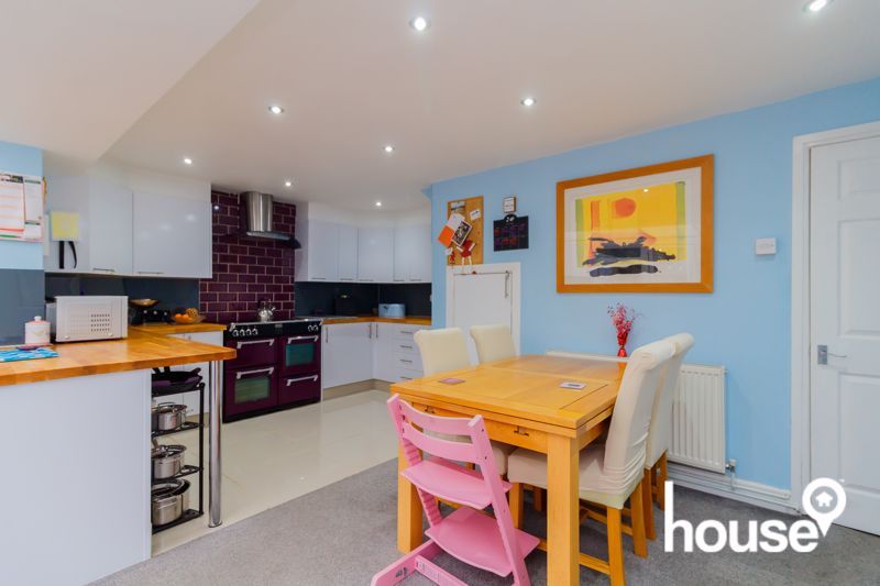 3 bed end terrace house for sale in Prince Charles Avenue, Minster On