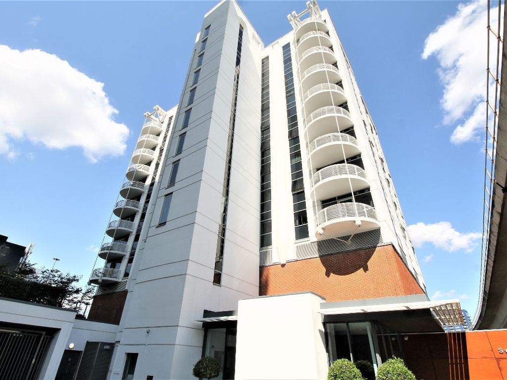2 bed flat to rent in Switch House, 4 Blackwall Way, Canary Wharf E14