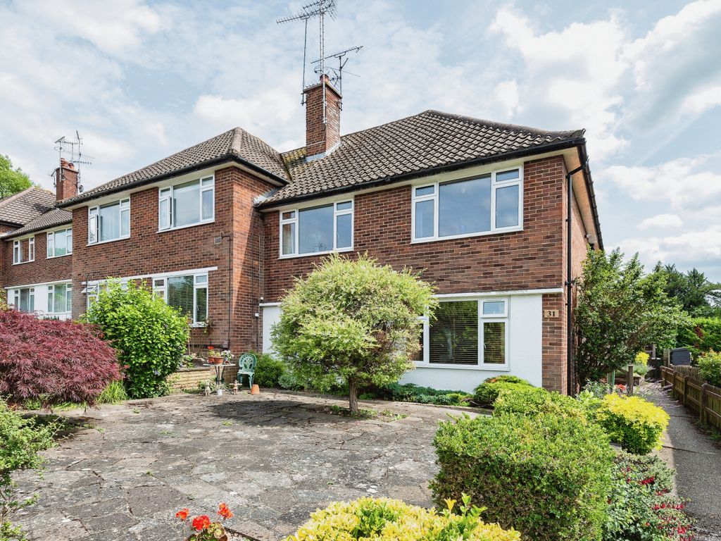 2 bed for sale in Minchin Close, Leatherhead, Surrey KT22