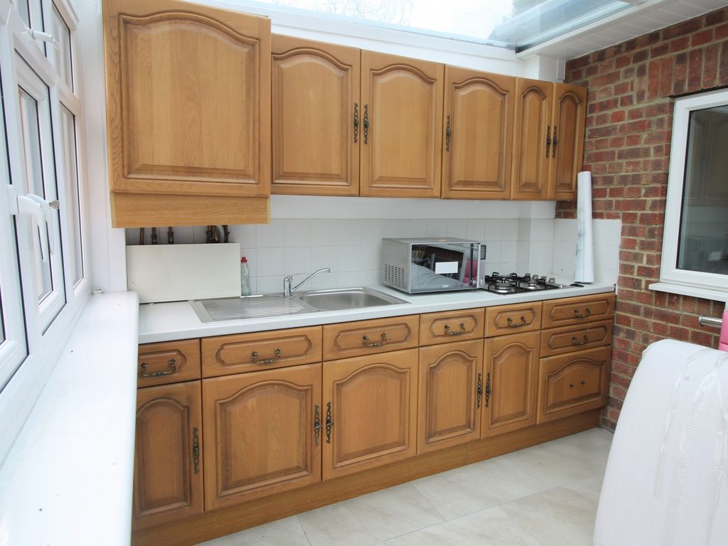 Studio to rent in Wimborne Avenue, Southall, Middlesex UB2, £1,150 pcm