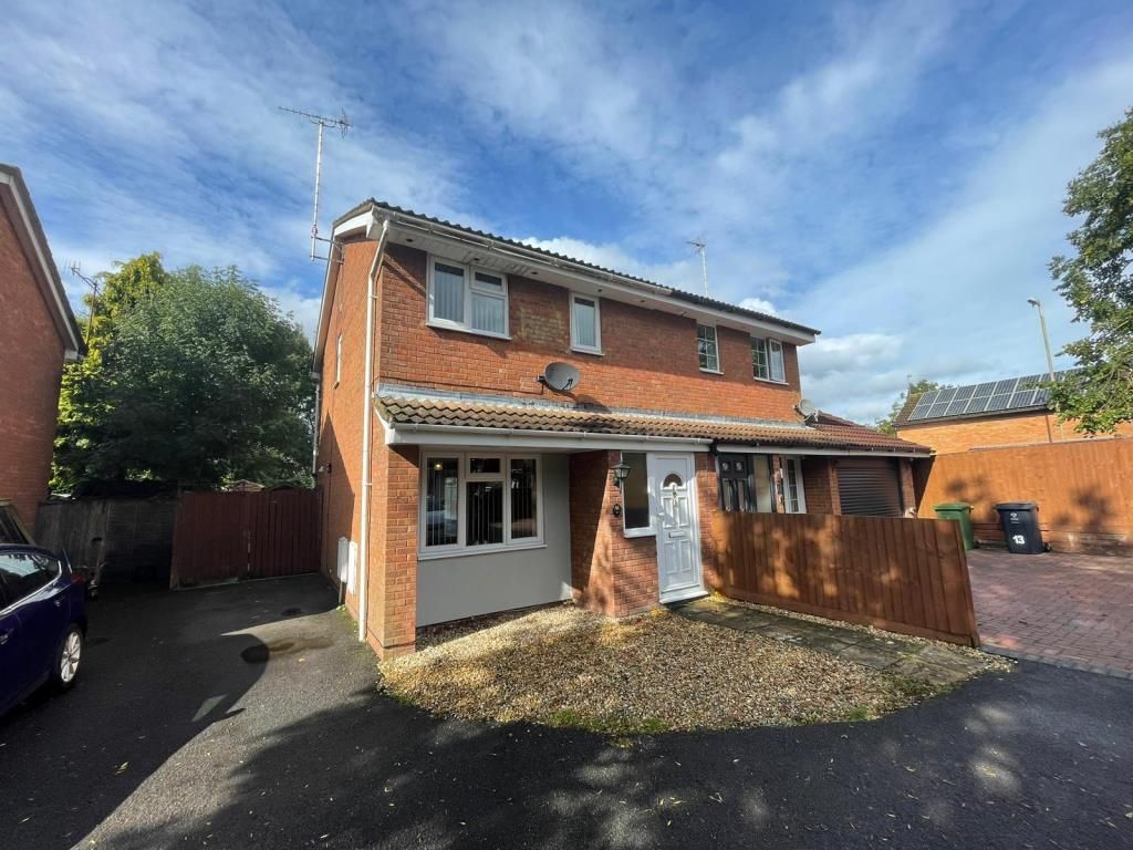 3 bed terraced house to rent in Alder Close, Woodhall Park SN2, £1,400