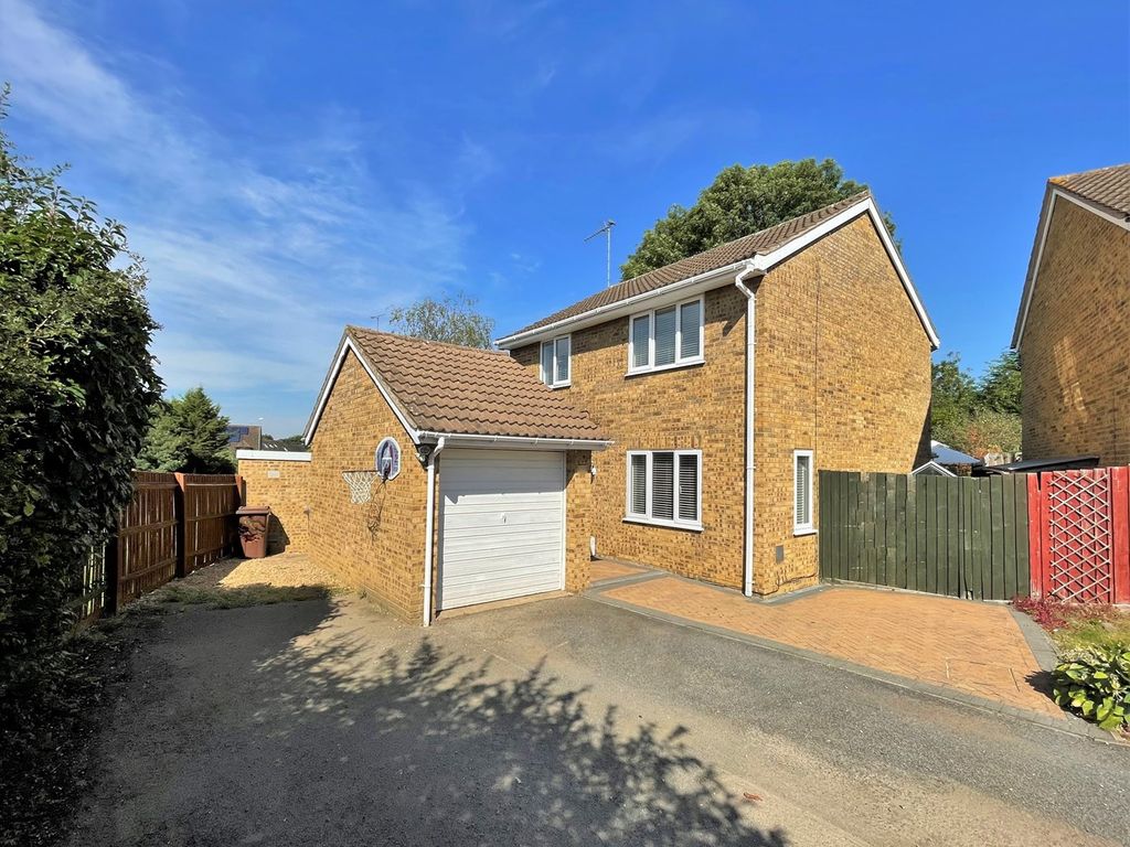 4 bed property for sale in Blackwell Hill, West Hunsbury, Northampton