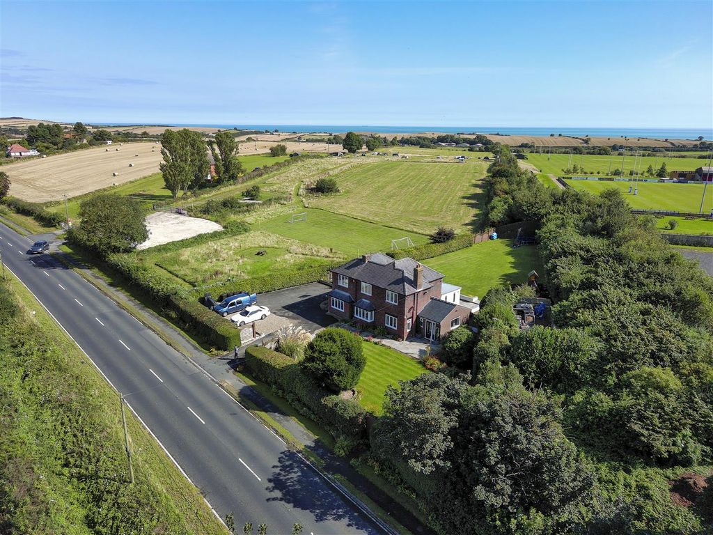 4 bed detached house for sale in Scalby Road, Scarborough YO13, £