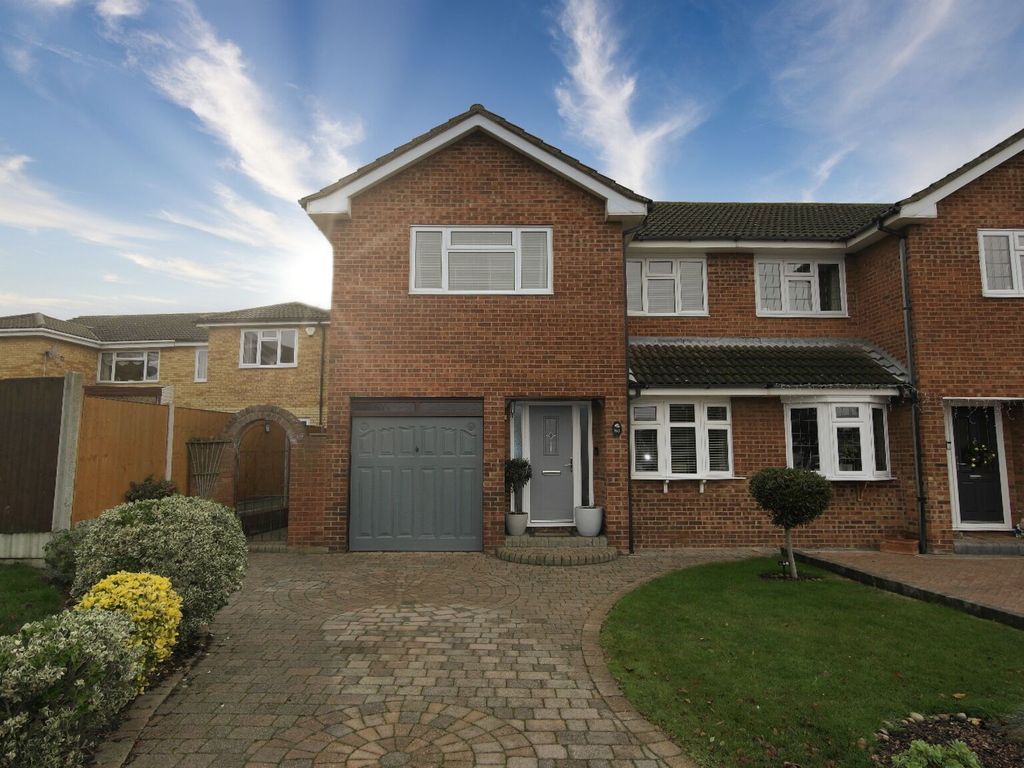 4 bed semidetached house for sale in Swanbourne Drive, Hornchurch
