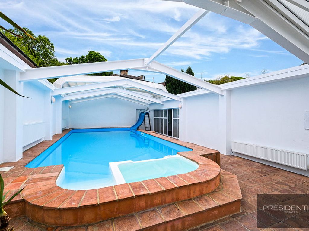 5 bed semidetached house for sale in Forest Road, Loughton IG10 Zoopla