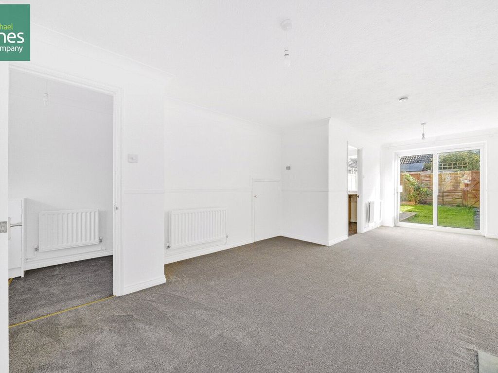 3 bed terraced house to rent in Brookenbee Close, Rustington BN16, £