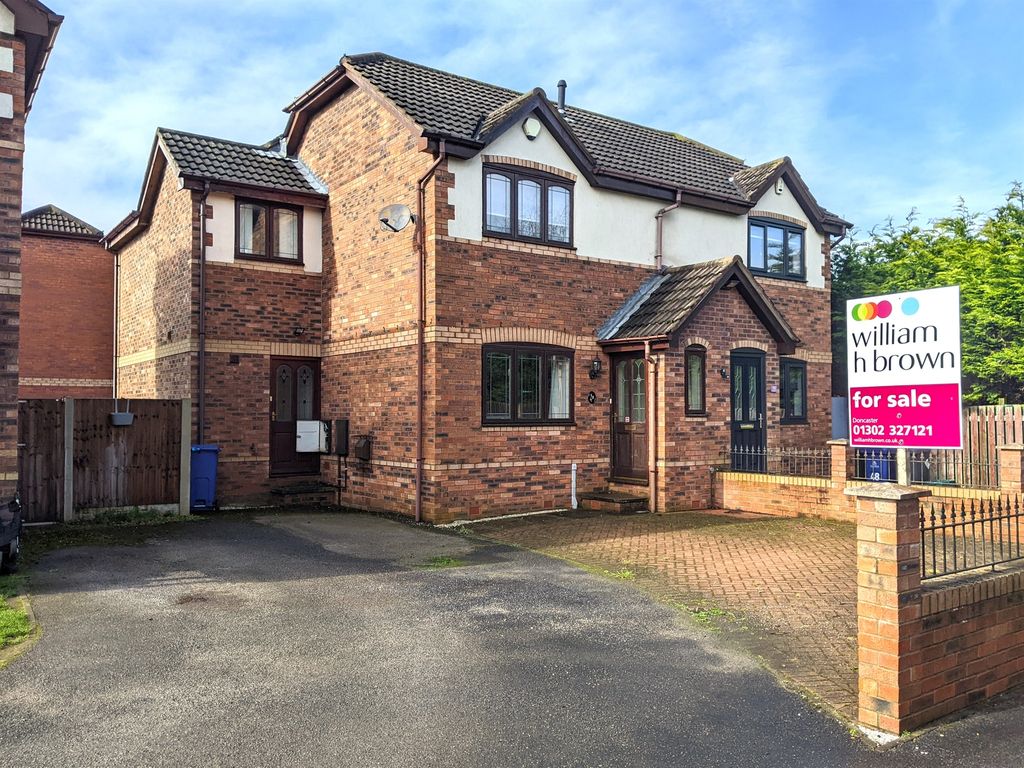 4 bed semidetached house for sale in Church Meadow Road, Rossington