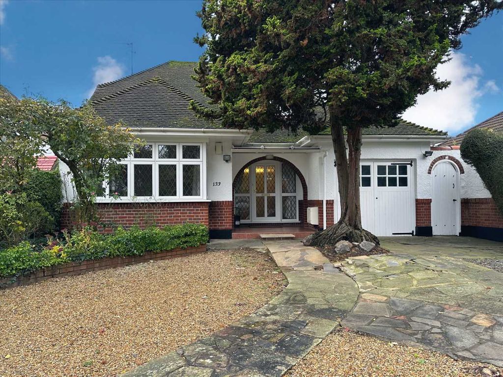4 bed bungalow to rent in College Hill Road, Harrow Weald, Harrow HA3