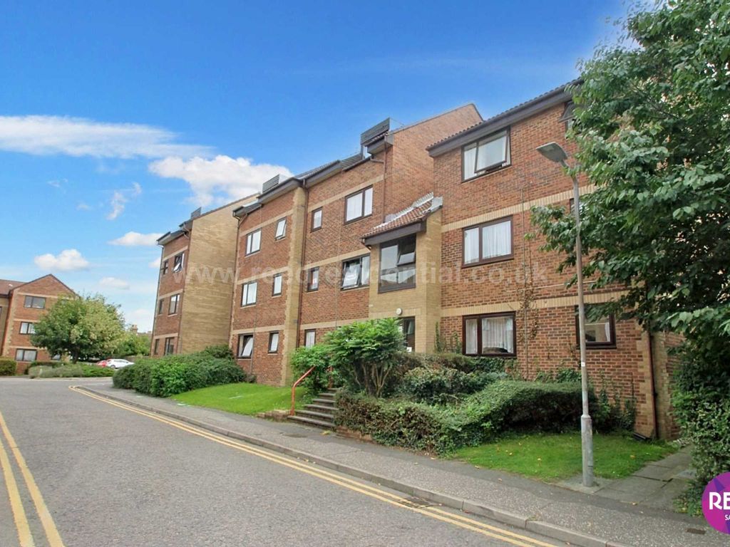 2 bed flat to rent in Roots Hall Drive, Southend On Sea SS2, £1,300 pcm