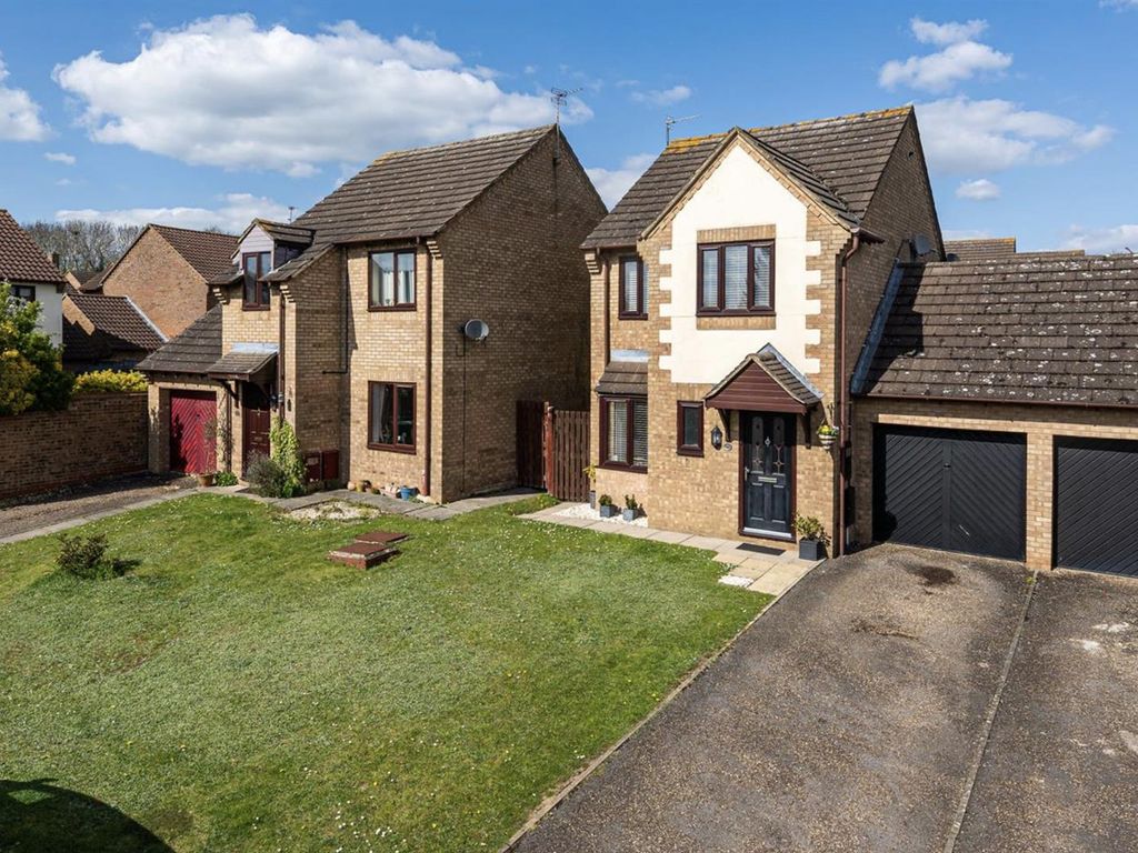 3 bed linkdetached house for sale in Little Meadow, Great Oakley
