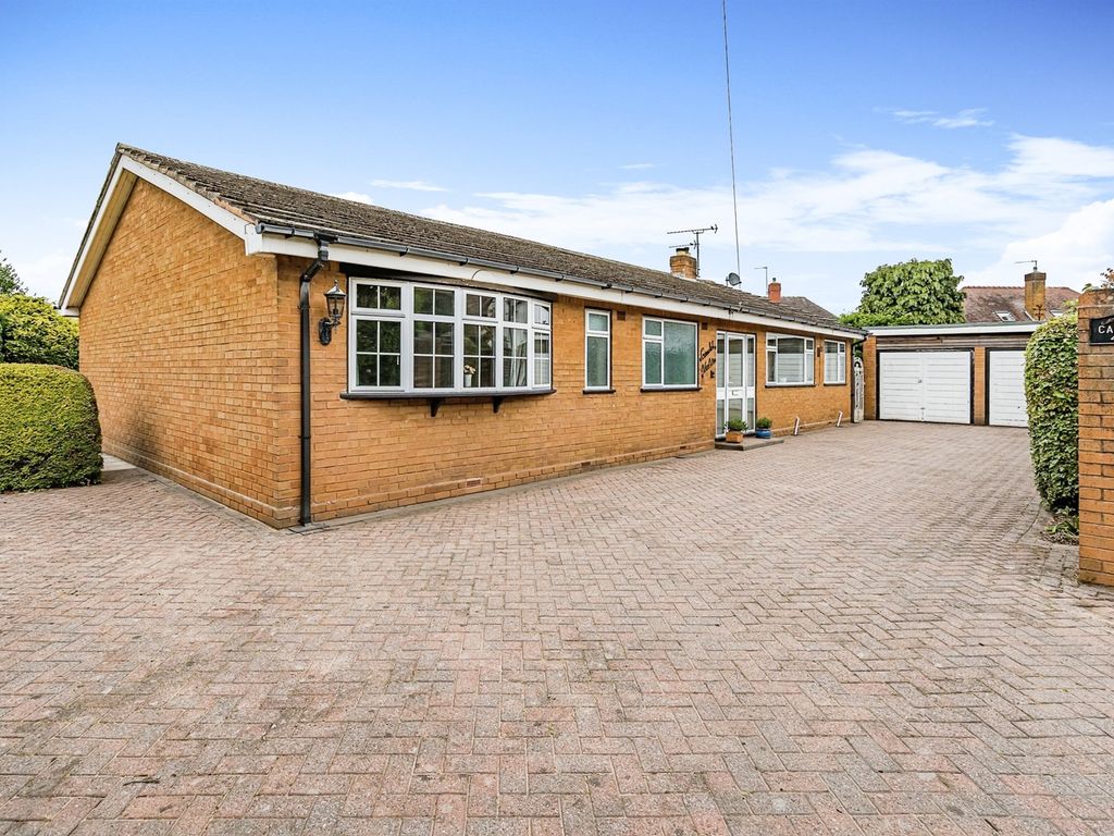 3 bed detached bungalow for sale in Himley Road, Gornal Wood, Dudley