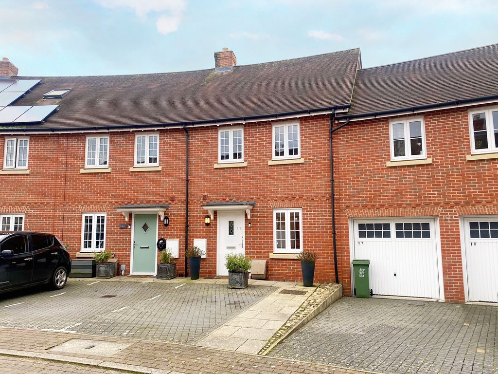 3 bed terraced house to rent in Jeannie Arm Road, Wendover, Aylesbury