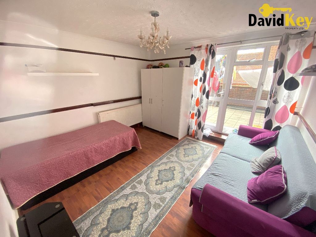 2 bed flat for sale in Folkestone Road, London N18 Zoopla