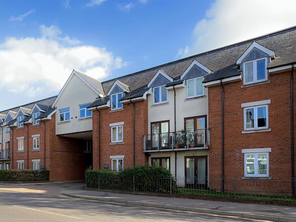 2 bed flat to rent in Sanders Place, Walsworth Road, Hitchin SG4, £1,250 pcm Zoopla