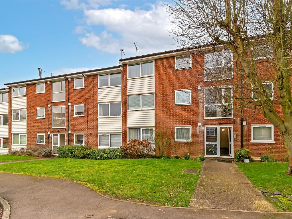 2 bed flat for sale in Cedarwood Drive, St.Albans AL4, £260,000 Zoopla