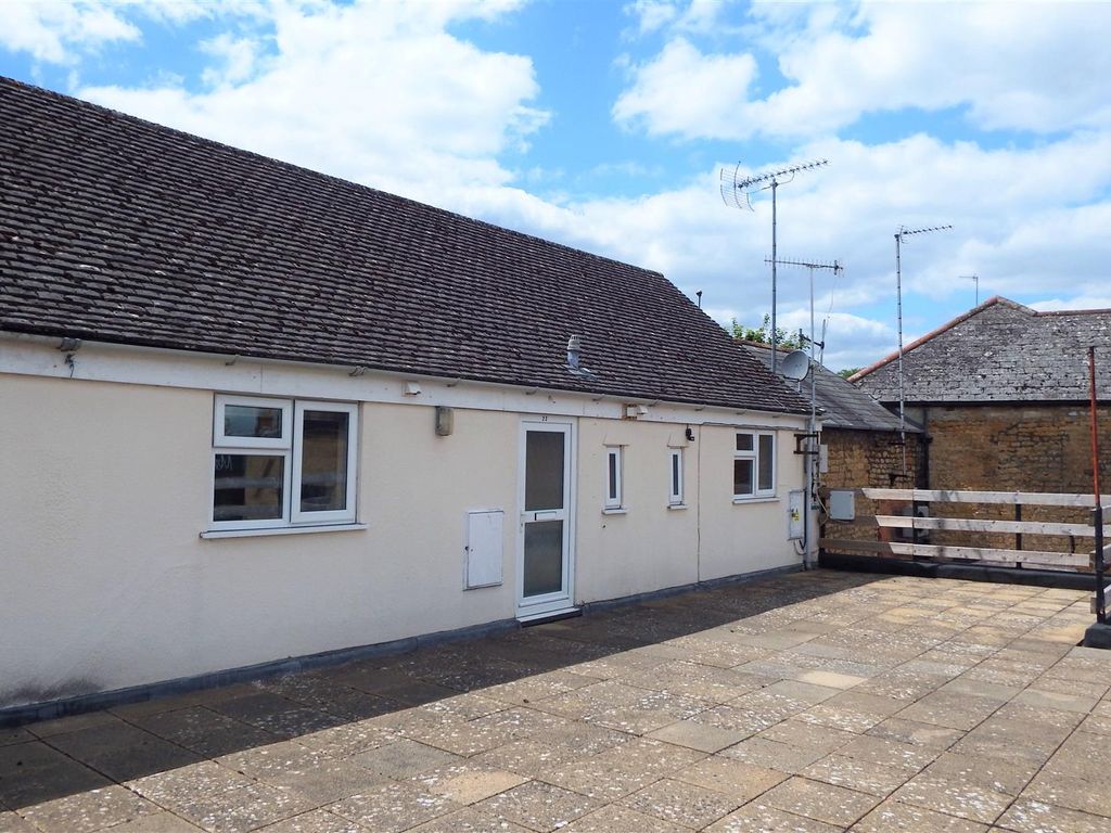 2 bed flat to rent in Falkland Square, Crewkerne TA18, £750 pcm Zoopla