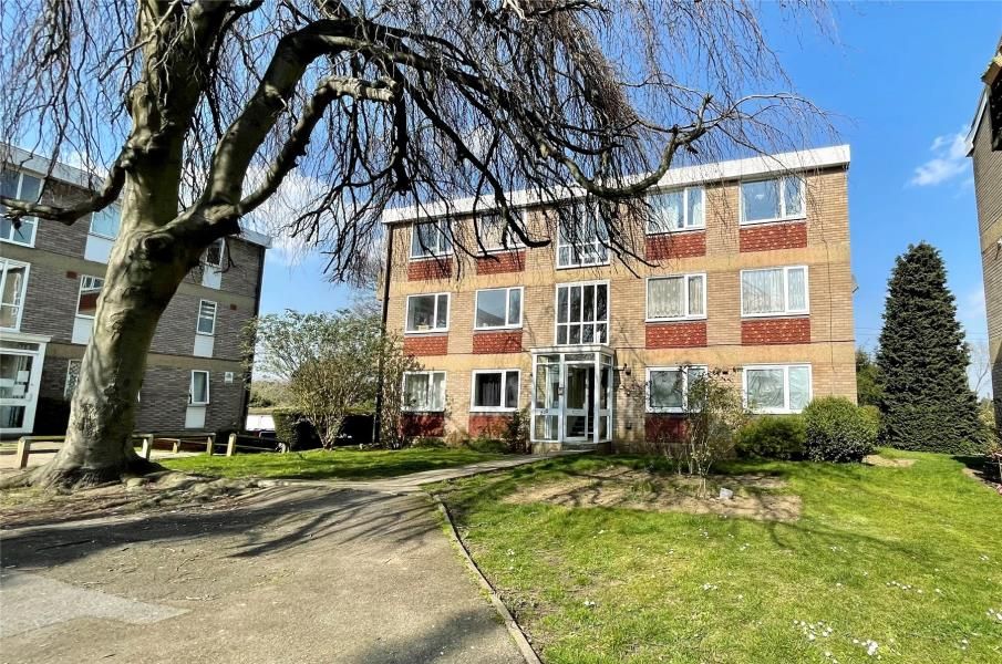 2 bed flat to rent in Langton Close, Addlestone KT15 Zoopla