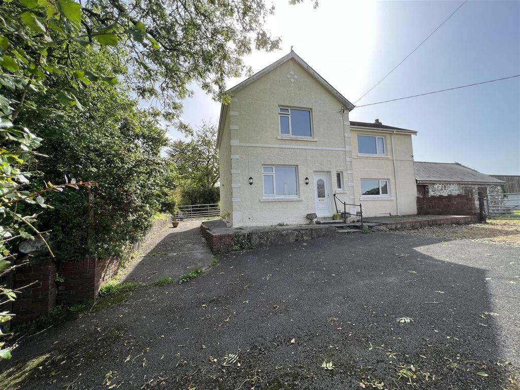 4 bed farm for sale in Bethesda Road, Pontyberem, Llanelli SA15, £