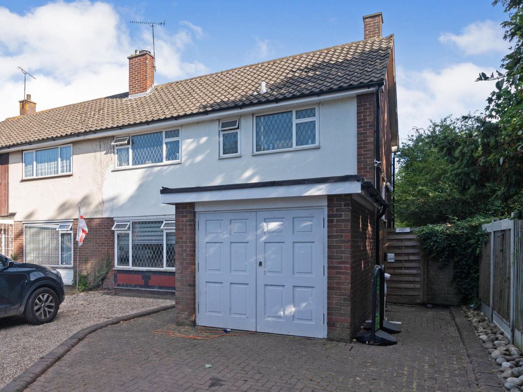 3 bed semidetached house for sale in Sparrows Herne, Basildon SS16