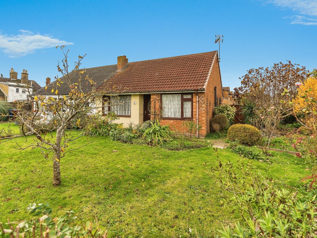 2 bed bungalow for sale in Frognal Gardens, Teynham, Sittingbourne