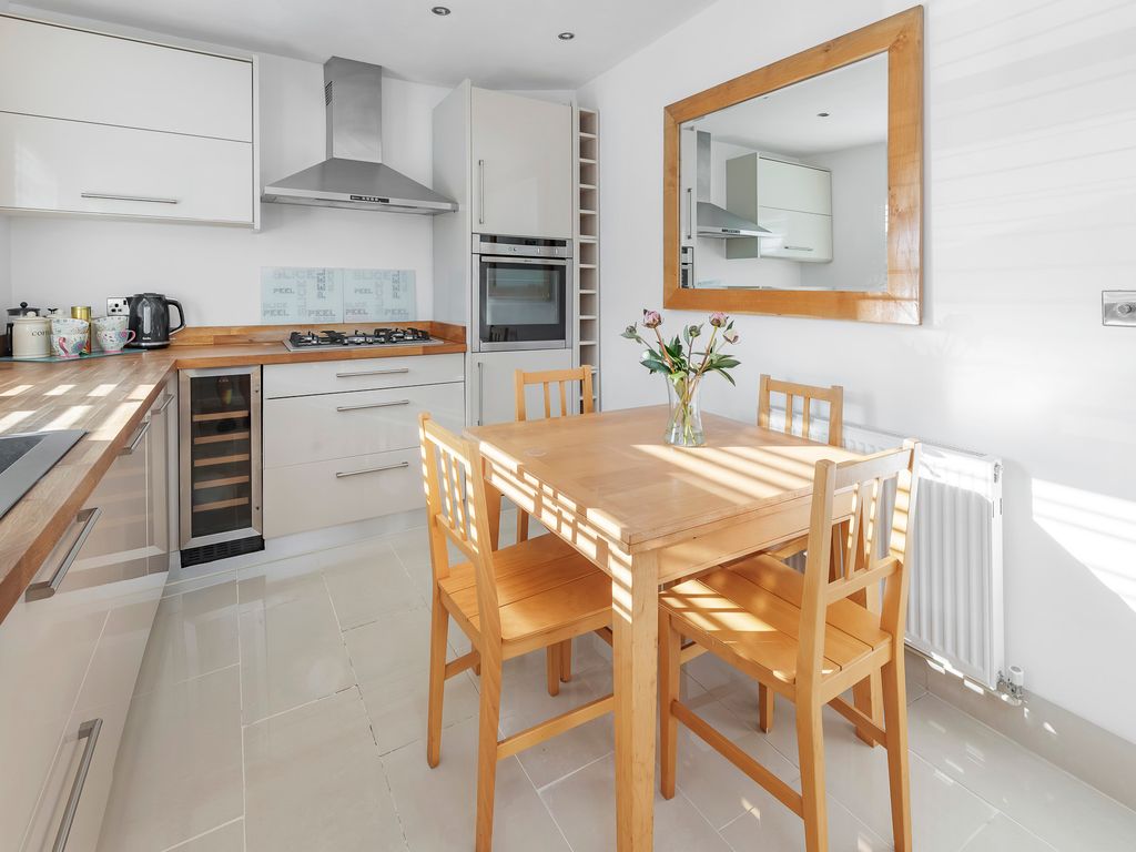 2 bed semidetached house for sale in Primrose Road, Hersham, WaltonOn