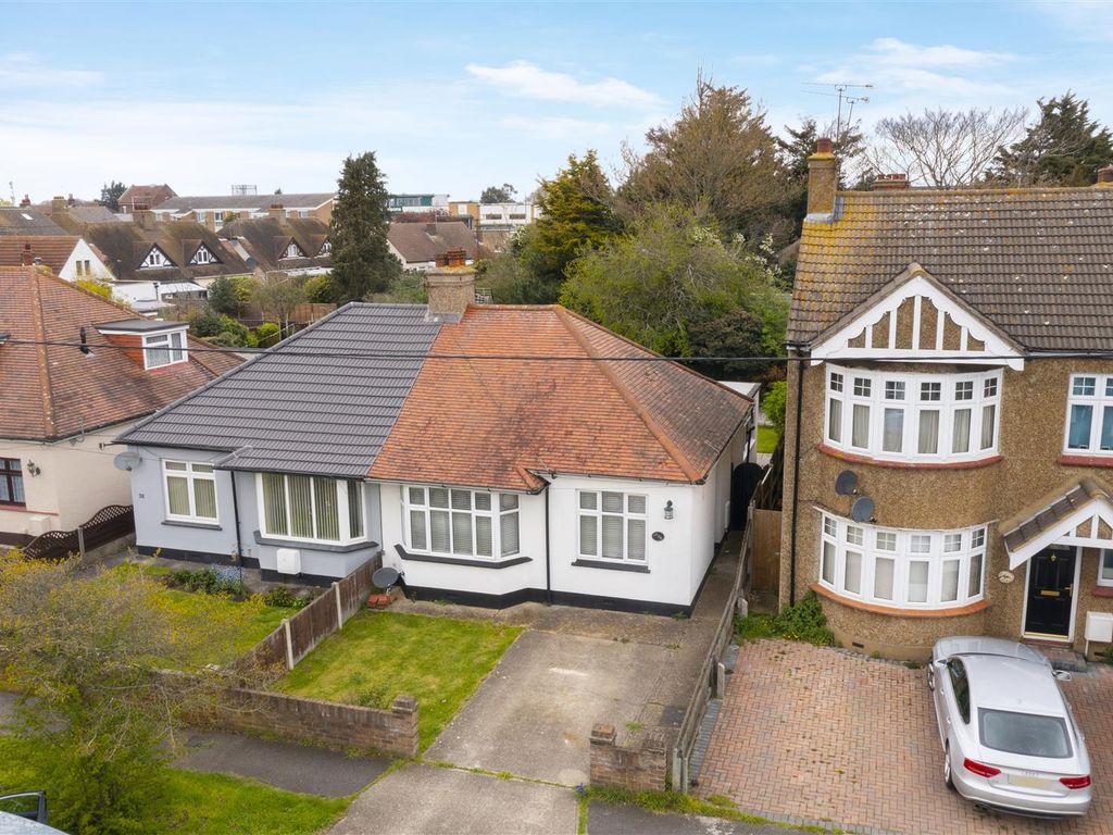 2 bed semidetached bungalow for sale in Homestead Gardens, Hadleigh