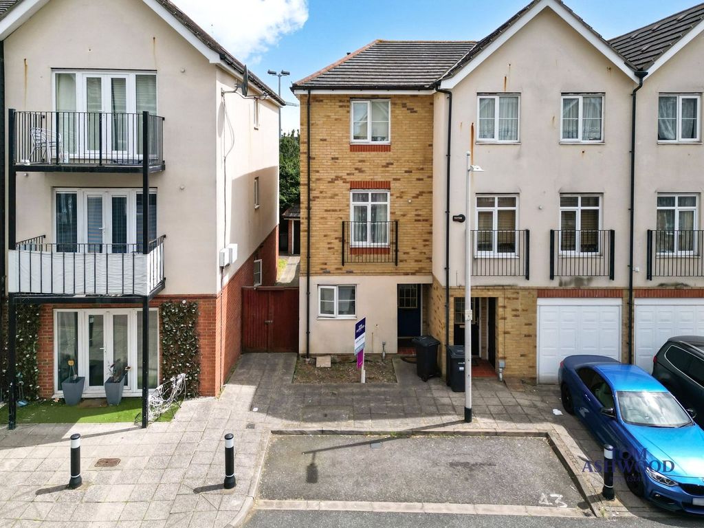 4 bed end terrace house for sale in Blackthorn Road, Ilford IG1, £
