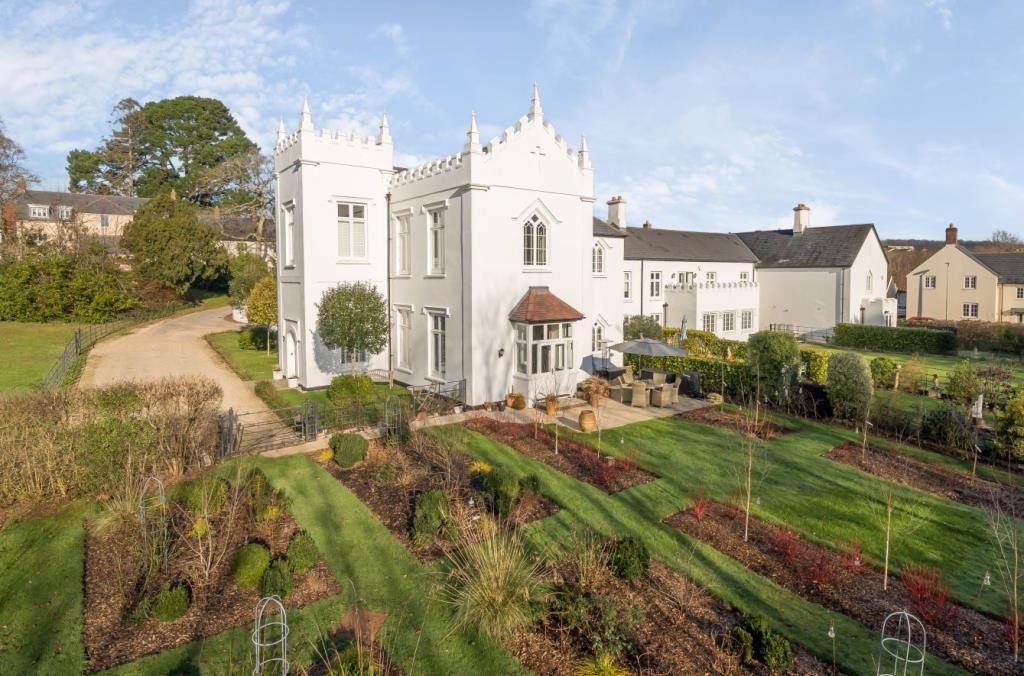 4 bed end terrace house for sale in House, Hillcrest Gardens