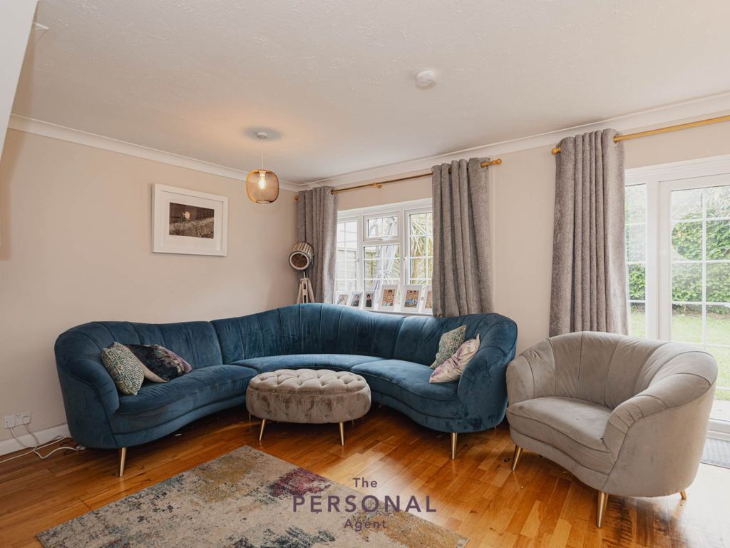 3 bed end terrace house to rent in Mayfair Close, Surbiton KT6, £2,400
