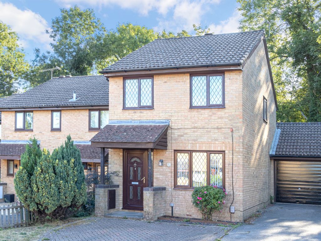 3 bed property to rent in Chaldon Road, Crawley RH11 Zoopla