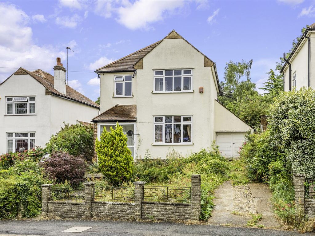 3 bed detached house for sale in Ashurst Road, Tadworth KT20, £595,000