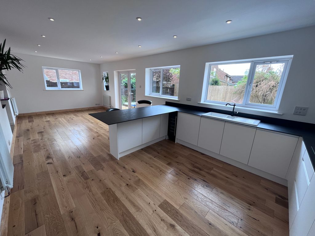 2 bed bungalow to rent in St. Anns Close, Taunton TA2, £1,395 pcm Zoopla