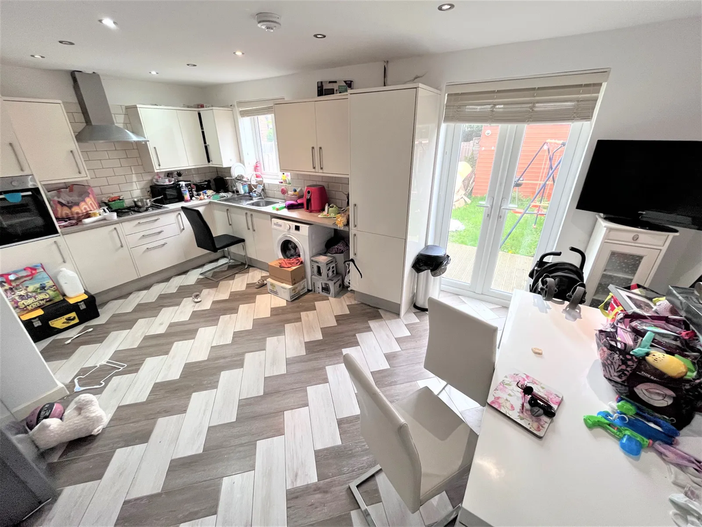5 bed semidetached house for sale in Blackborne Road, Dagenham RM10