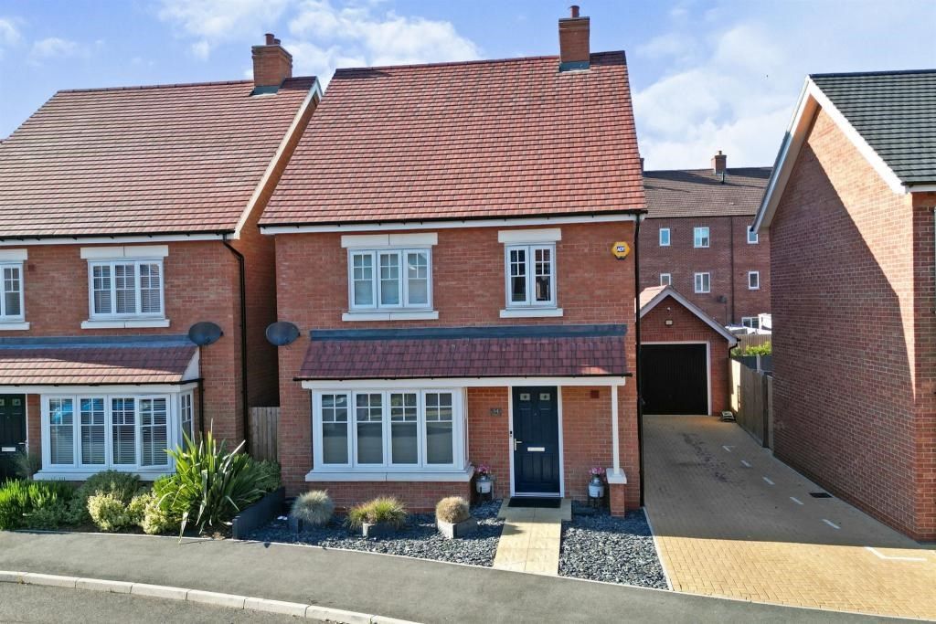 4 bed detached house for sale in Chislehurst Place, Great Denham