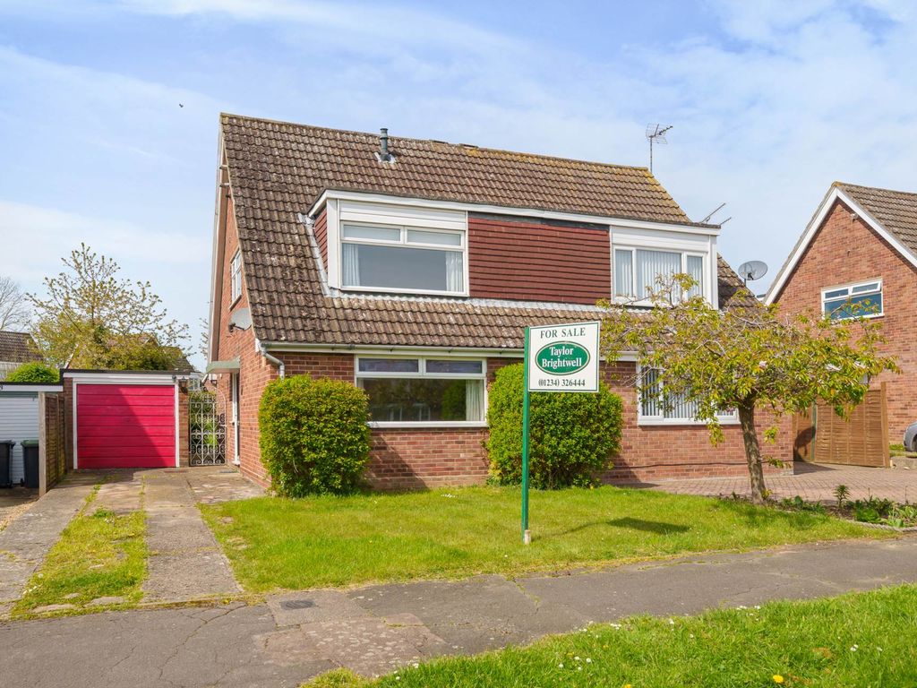 3 bed semidetached house for sale in Copthorne Close, Oakley MK43, £