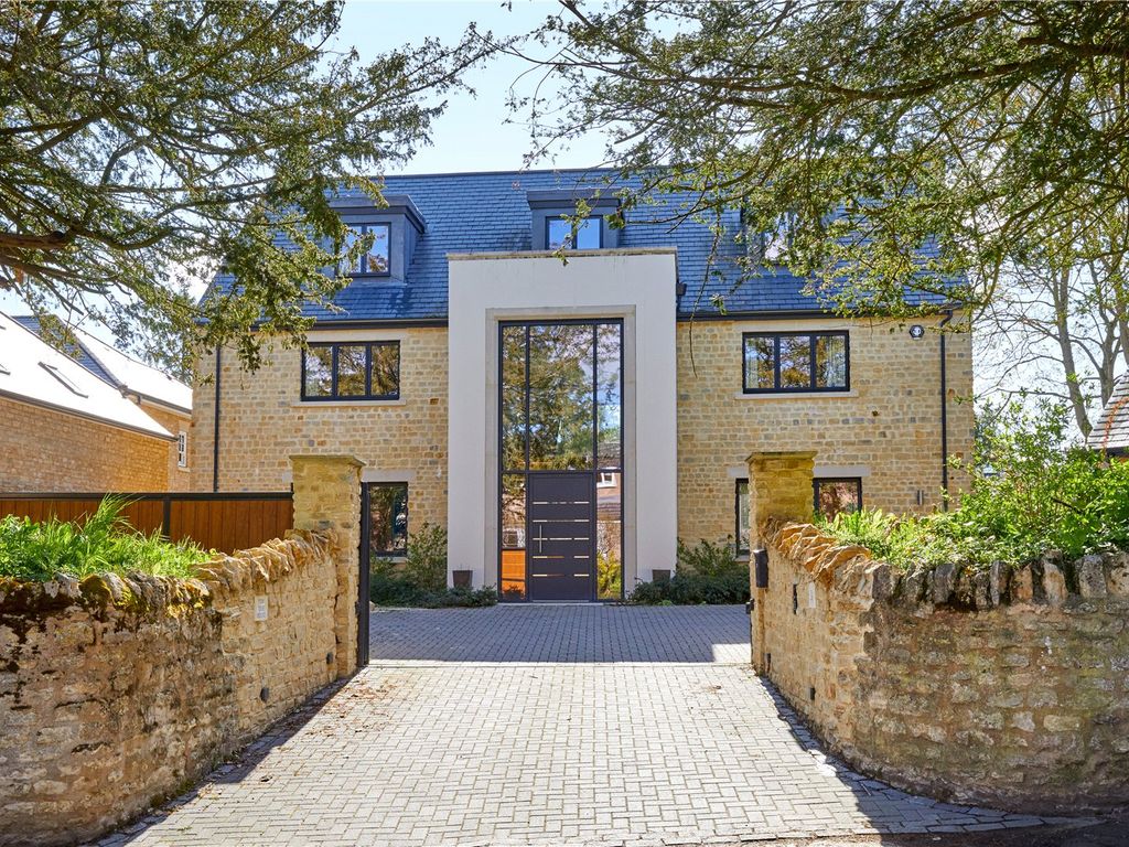 6 bed detached house for sale in Stratford Road, Cosgrove, Milton