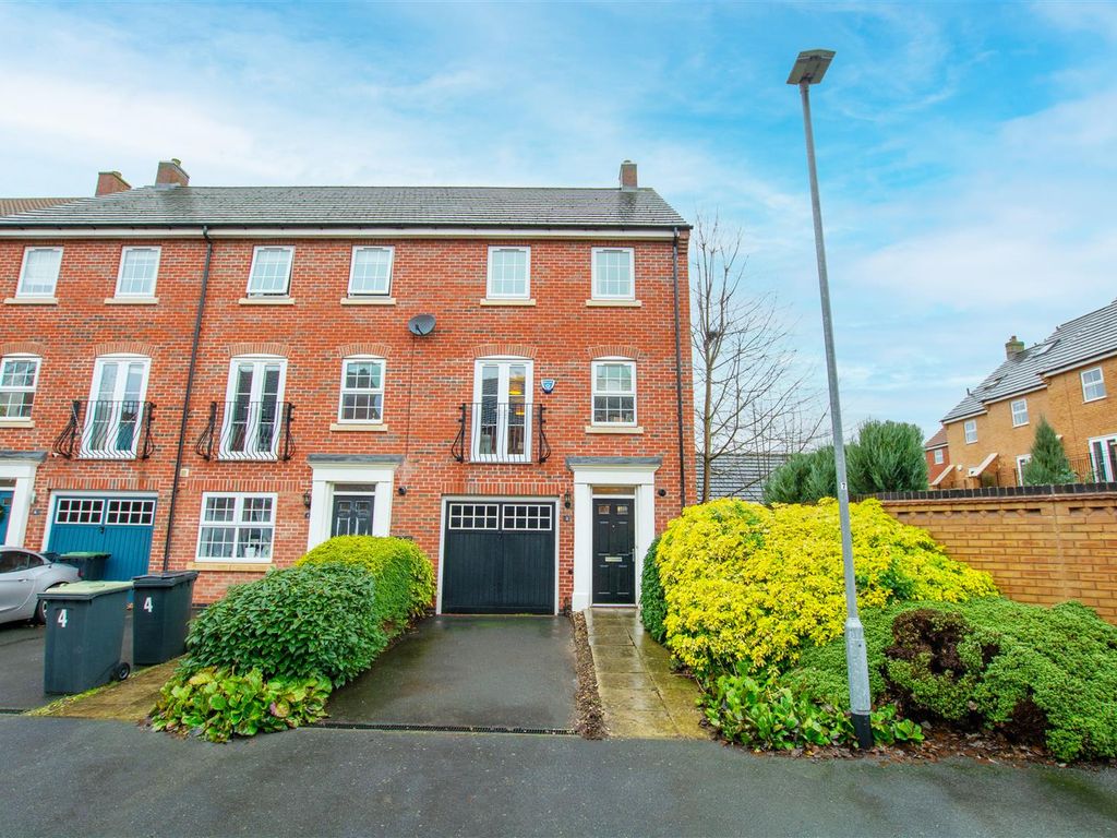 3 bed town house for sale in Wharton Crescent, Beeston, Nottingham NG9