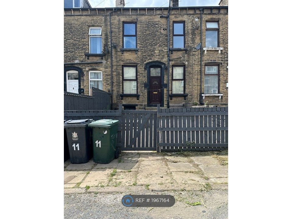 3 bed terraced house to rent in Vine Terrace East, Bradford BD8, £700