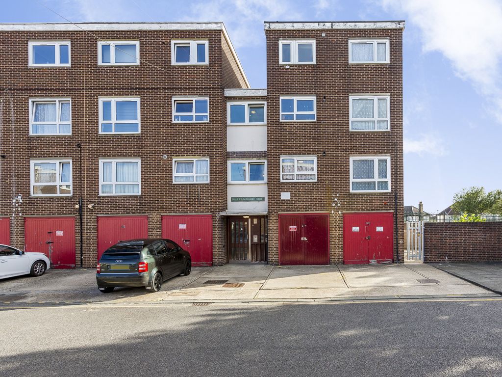 3 bed for sale in Lambourne Gardens, Barking IG11, £310,000