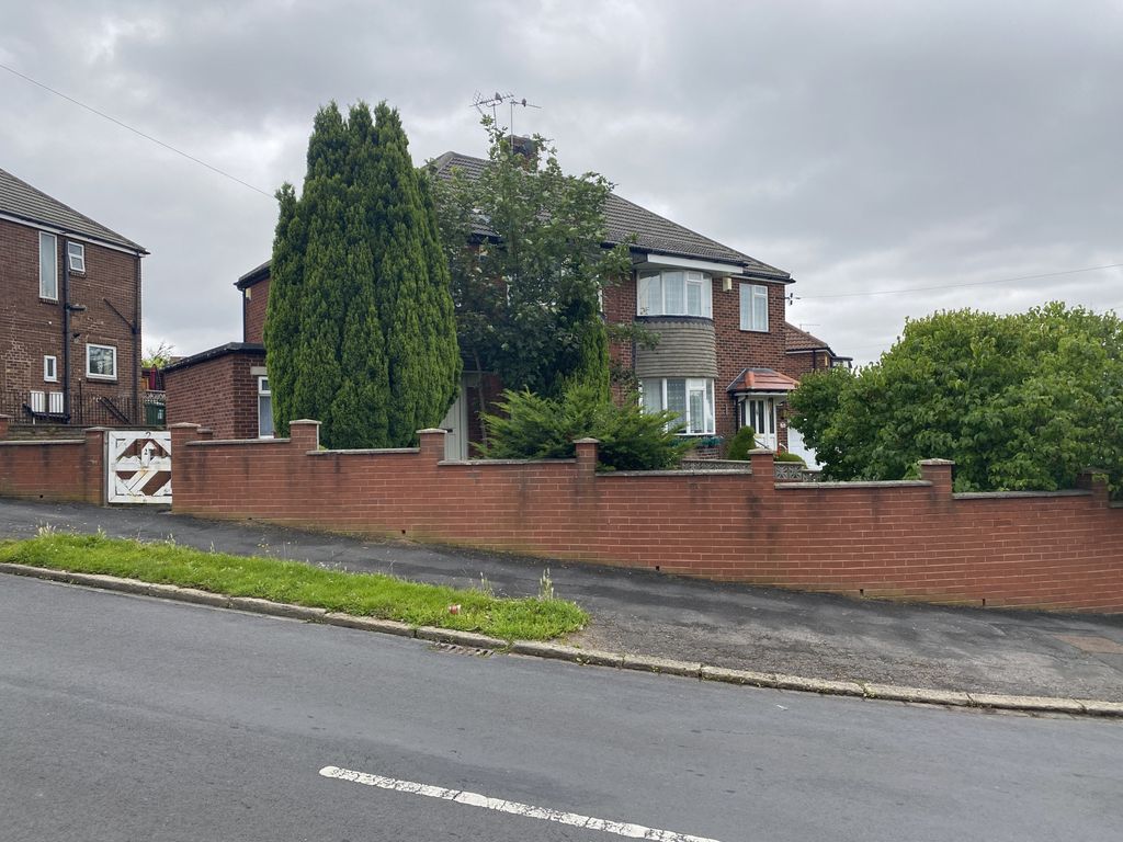 4 bed semidetached house to rent in Eden Mount, Leeds, West Yorkshire