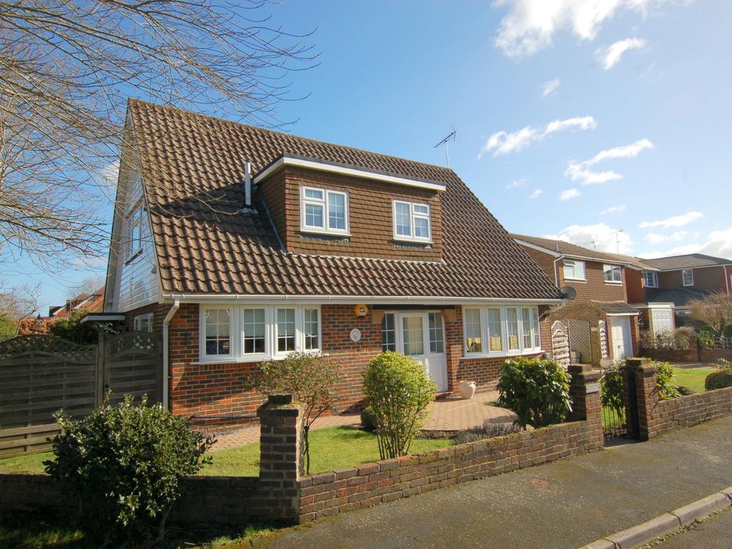 3 bed detached house for sale in Fairlawns, Woodham KT15, £765,000 Zoopla