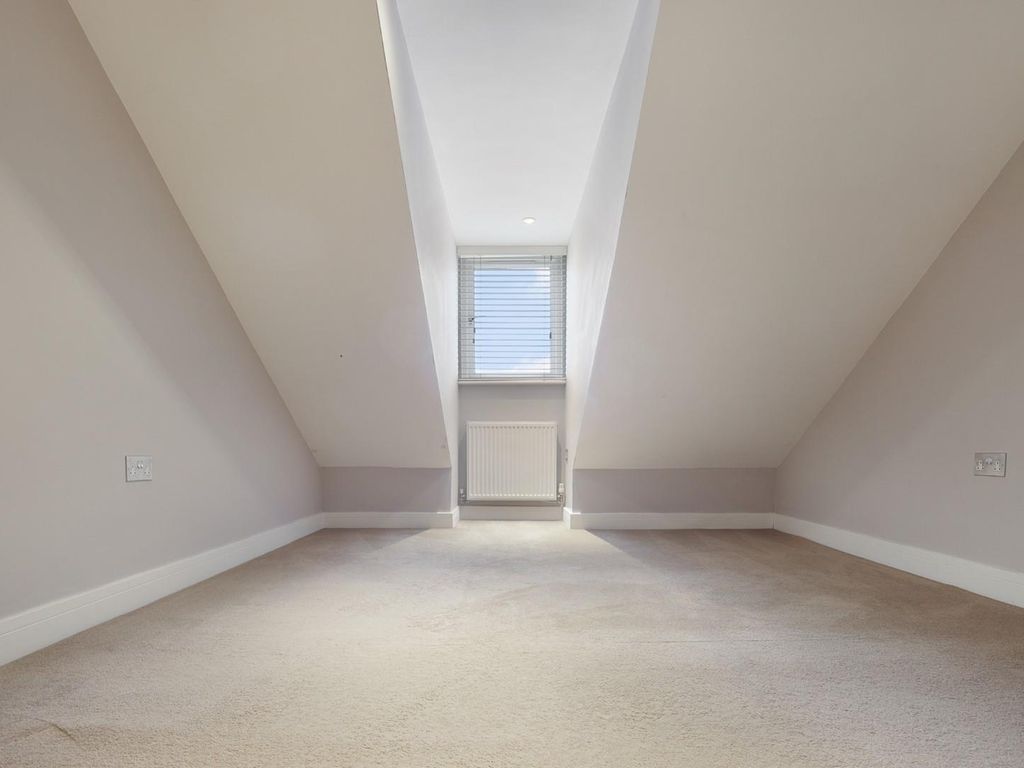 2 bed flat for sale in Epping New Road, Buckhurst Hill IG9, £470,000