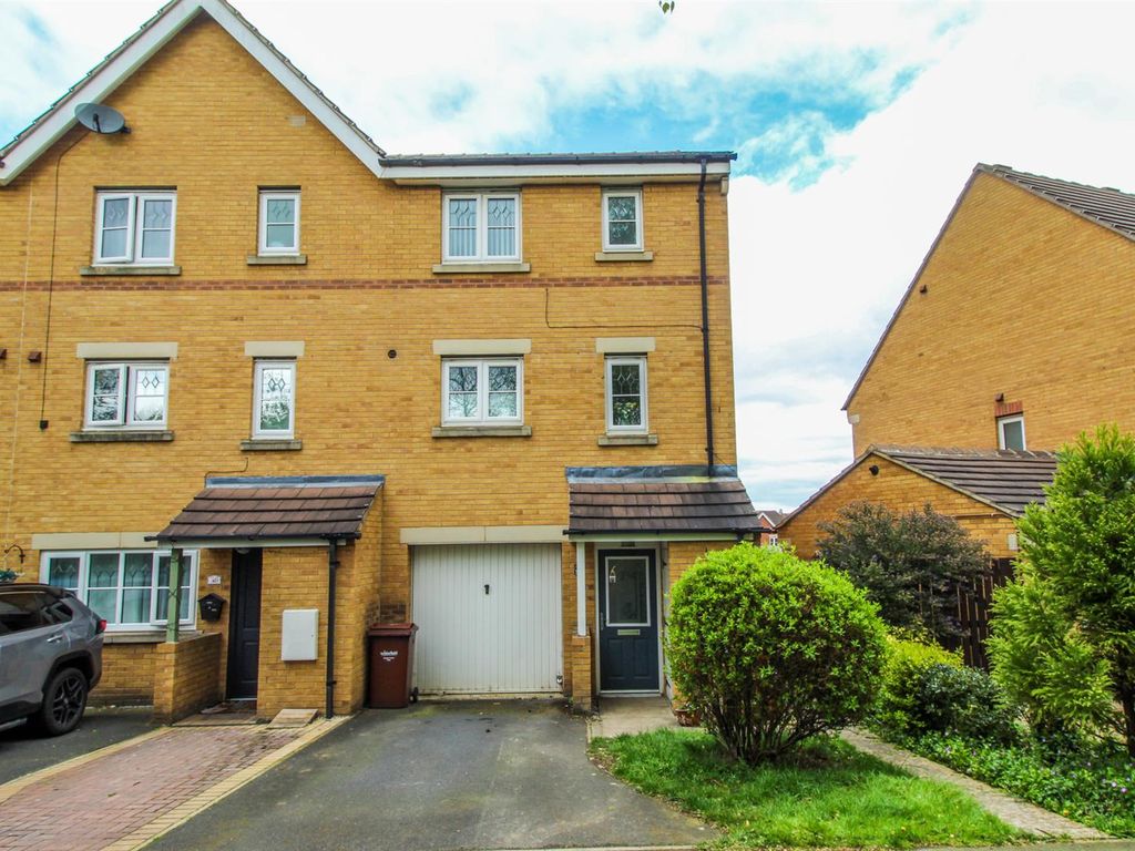 4 bed semidetached house for sale in Bellflower Close, Whitwood